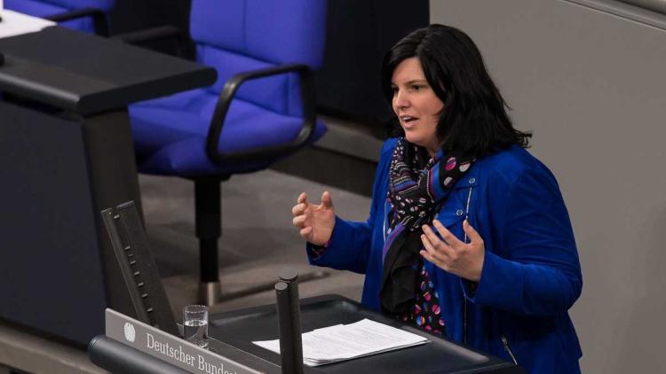 Carina Konrad spricht vor dem Deutschen Bundestag